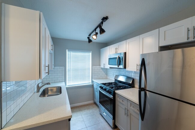 Building Photo - Beautiful 2 bed 1 bath just minutes from downtown, UH, and the medical center