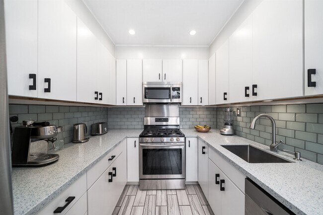 Building Photo - 331 Varick St