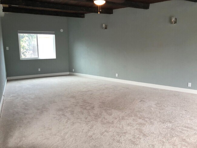Building Photo - Sapcious remodeled Sundale w/ open floorplan