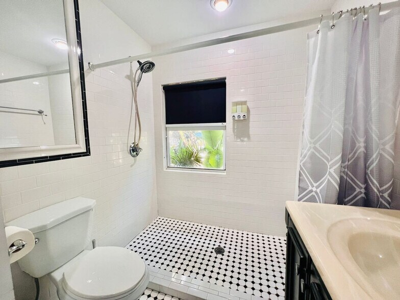 Building Photo - 212 SW 2nd Pl