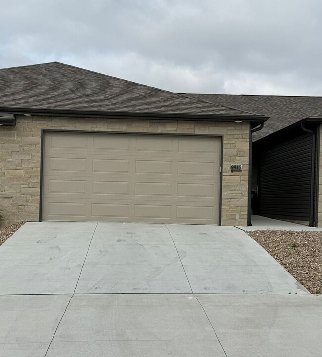 Building Photo - Brand New zero entry 2 bed/2.5 bathroom townhome in SE Lincoln
