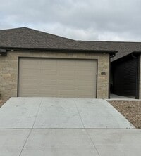 Building Photo - Ranch townhome with 2 stall garage. Spacio...