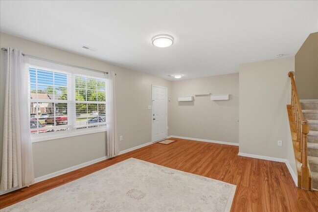 Building Photo - Comfortable Single-Family Home with Functional Layout and Outdoor Space