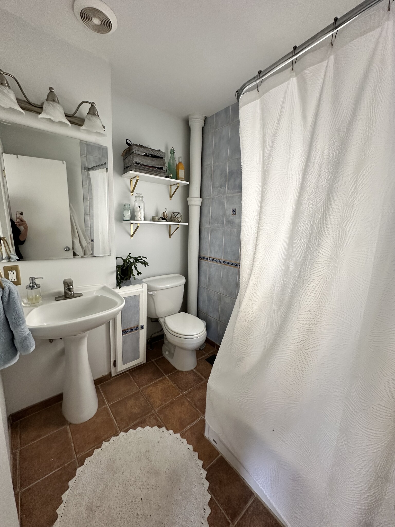 Main level bathroom with tub - 4608 Xerxes Ave S