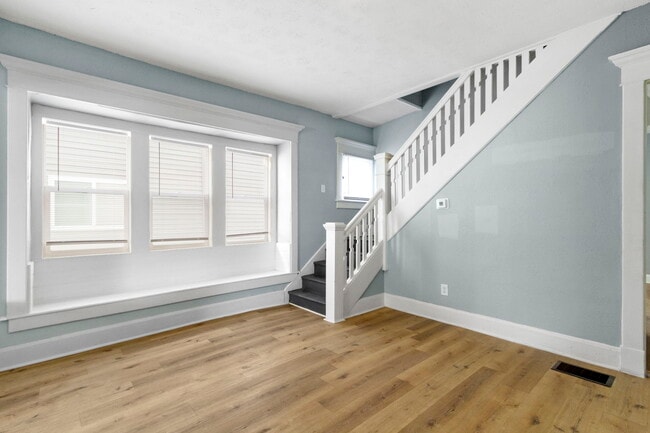 Building Photo - 17 E Parkview Ave