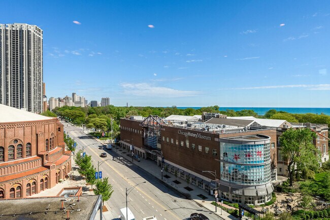 Building Photo - 1550 N Clark St