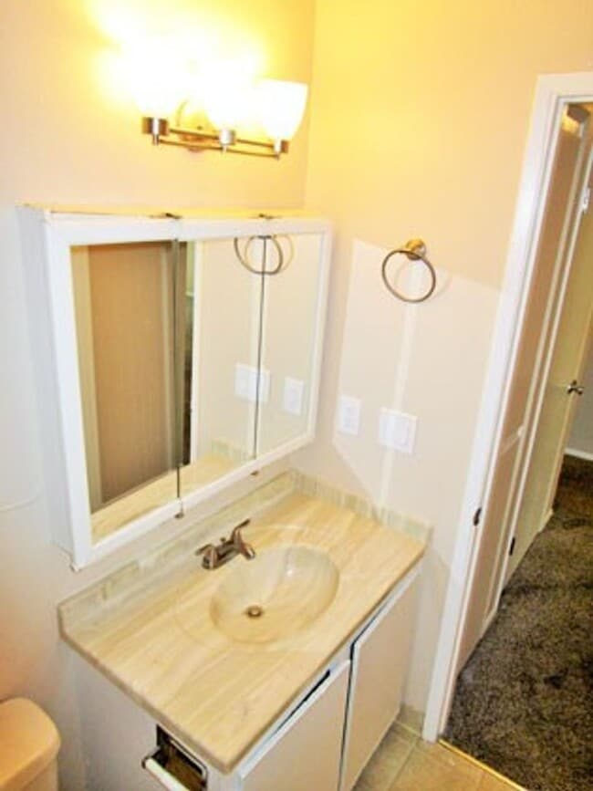 Building Photo - Light & Bright 2-Bedroom w/Dishwasher & Parking!