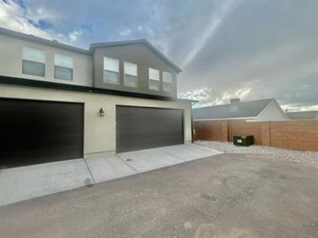 Building Photo - 498 1225 N