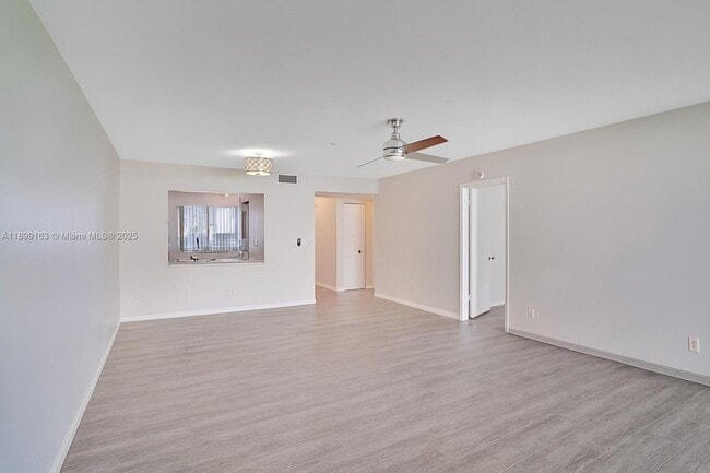 Building Photo - 311 W Laurel Dr