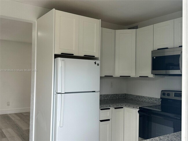 Building Photo - 1308 NW 13th Ct