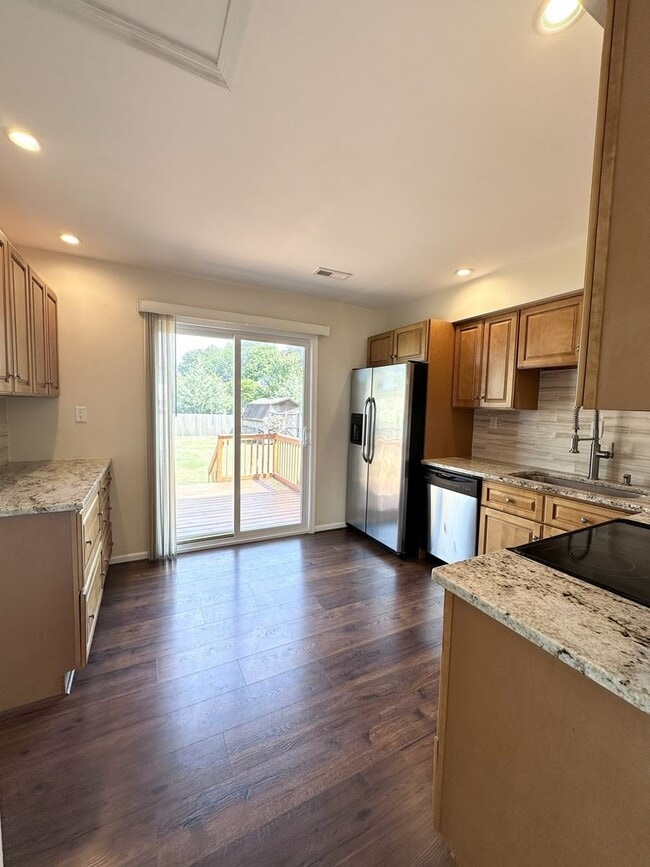 Building Photo - Charming Updated Home in Prime Chesapeake Location – Spacious Layout & Modern Touches!