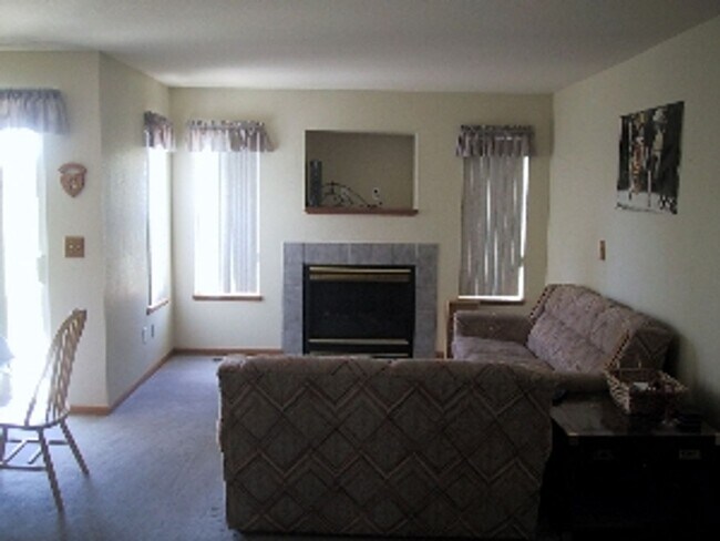 Building Photo - 3 Bedrooms, 3 Bathrooms, and Room to Spread Out