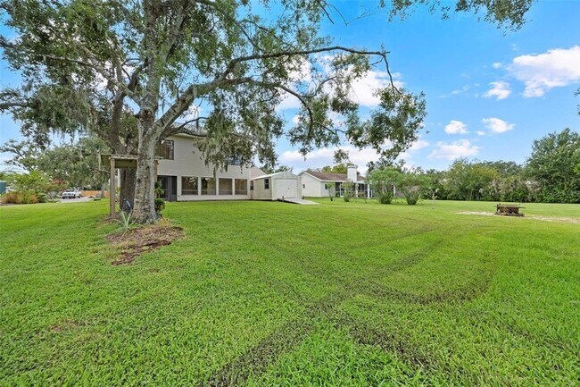 Building Photo - 8006 Oak Dr