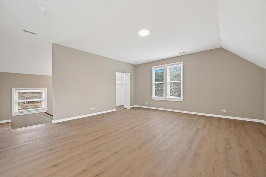 Primary Photo - 3311 N Ravenswood Ave