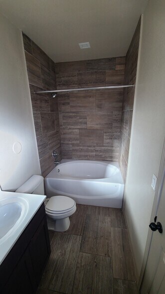 Master bathroom tub - 14414 Armando Silva Dr
