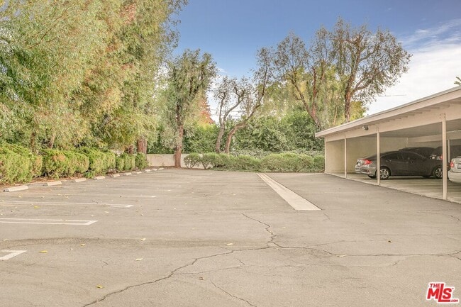 Building Photo - 14050 Magnolia Blvd