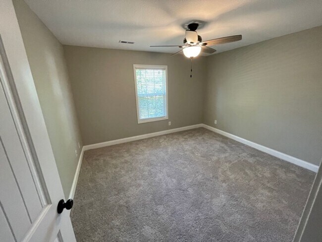 Building Photo - Maryville 37803 - 3 bedroom, 2 bath rancher - Call Ed Johnson (865) 924-5045