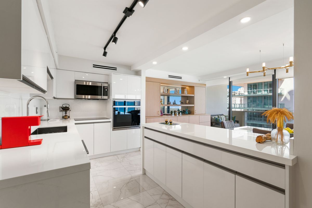 Building Photo - 5757 Collins Ave