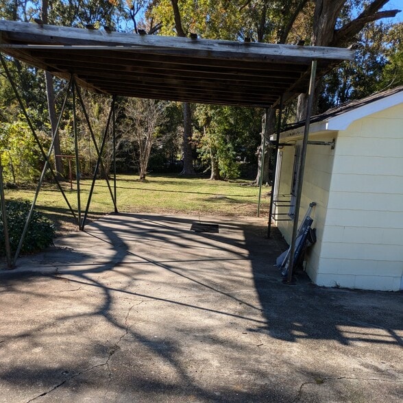 Building Photo - 5751 Beechwood Dr