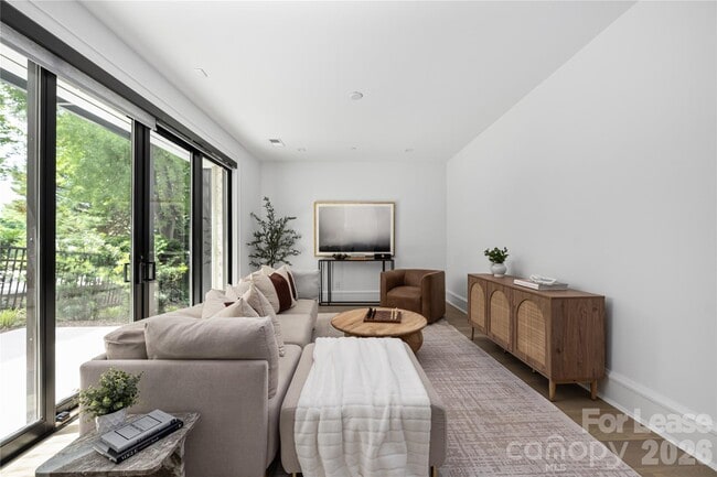 Building Photo - 614 Queens Rd