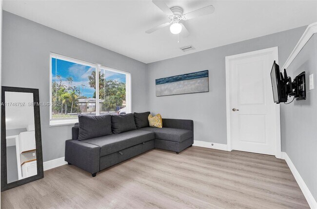 Building Photo - 1120 SW 30th St