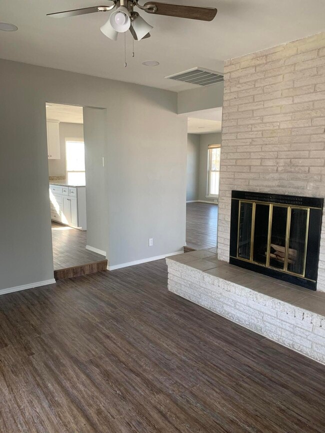 Building Photo - 3000 Wedgewood Dr