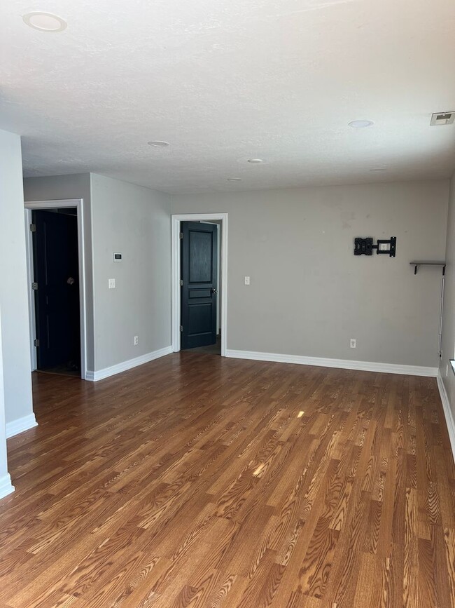 Building Photo - $500 OFF THE FIRST MONTHS RENT!! Cozy 3-Be...