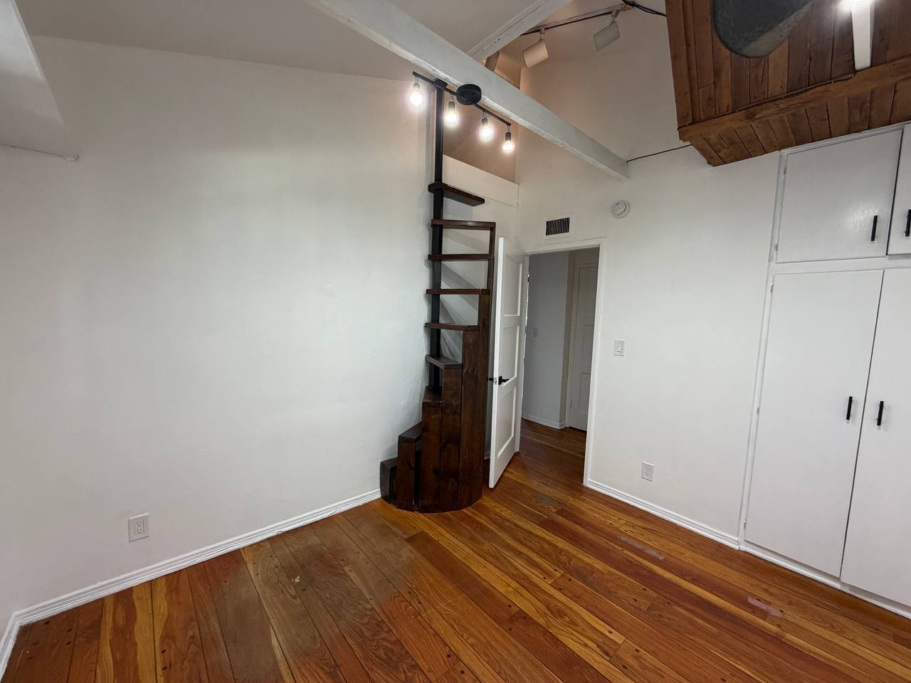 Building Photo - 13422 Oxnard St