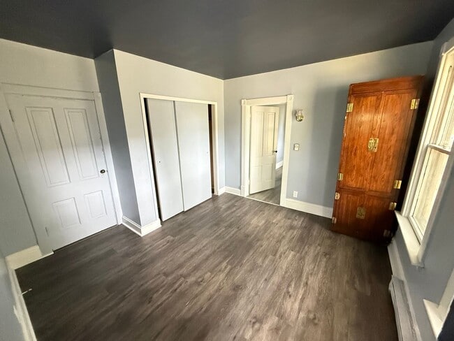 Building Photo - 2 bed room townhome (900$)