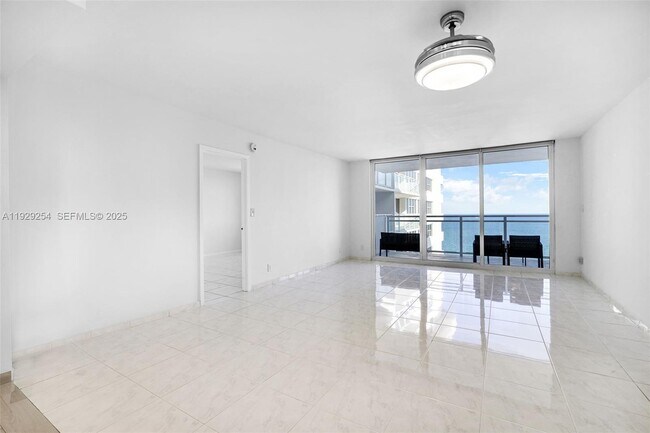 Building Photo - 2030 S Ocean Dr