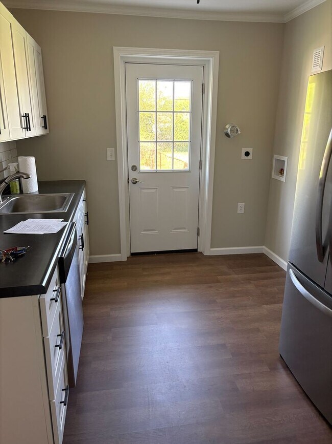 Building Photo - 2117 Sherwood Rd