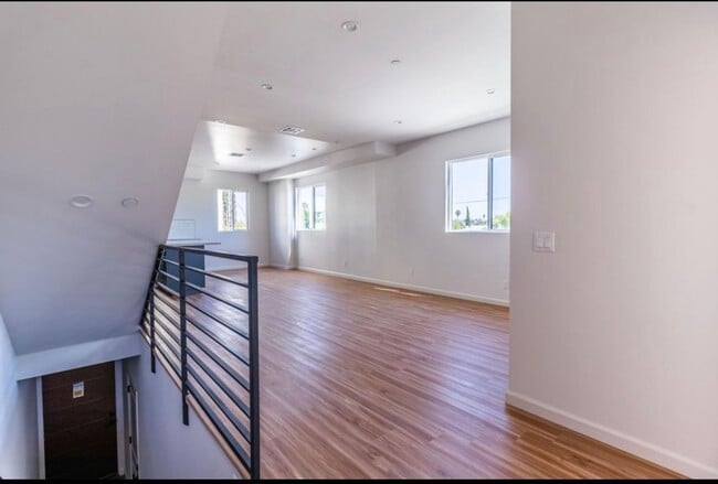 Building Photo - 4BR 3Ba Modern Townhome in Prime NOHO