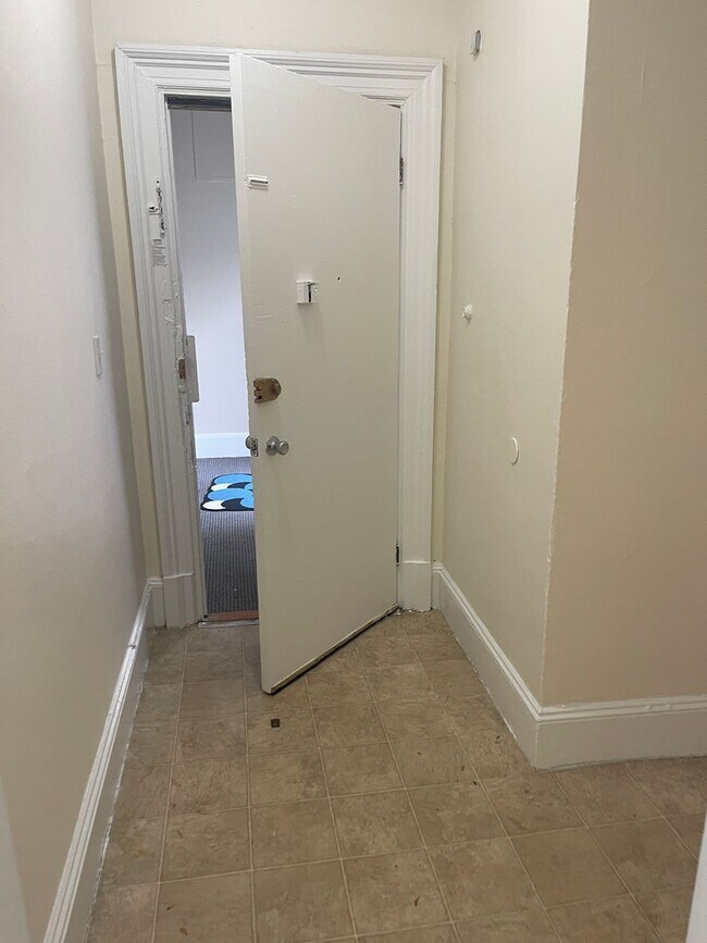 Building Photo - Available now or Dec, Jan MASSIVE TOP FLOOR 1 bed in Pacakrds Corner   EASY EASY CHOICE!