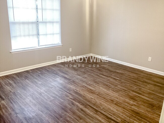 Building Photo - One month FREE RENT