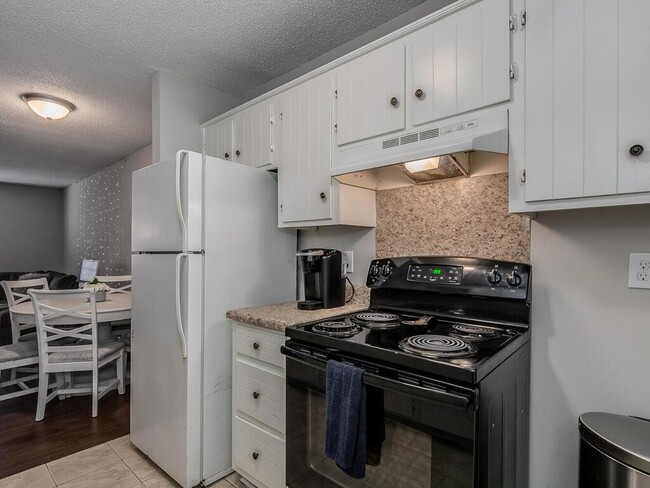 Building Photo - Super cute 1 bedroom, 1 bathroom, corner u...