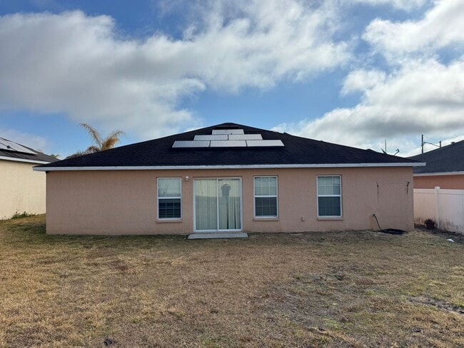 Building Photo - Spacious 4 Bedroom / 3 Bathroom Home in Davenport