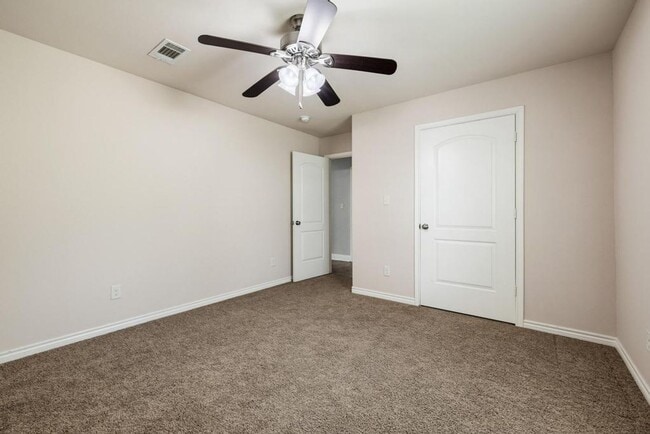 Building Photo - Step into comfort and modern convenience with this charming 3-bedroom, 2-bathroom home in Sherman...