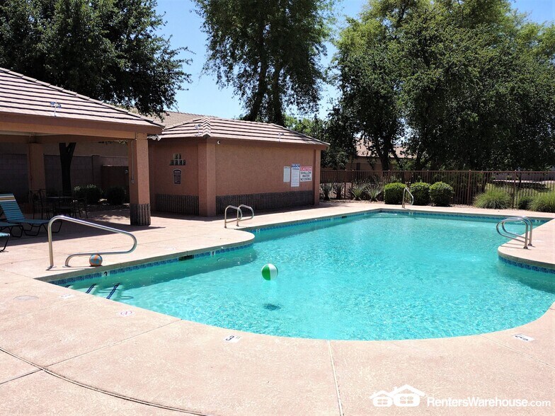 Building Photo - 1739 N Sinova