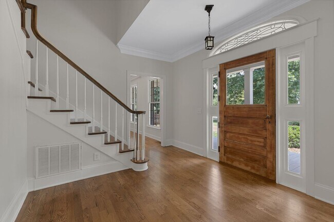 Building Photo - AVAILABLE NOW-- 4-Bed/5-Bath in the heart ...