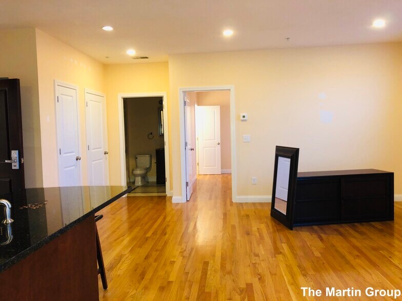 Building Photo - 102 Fellsway W