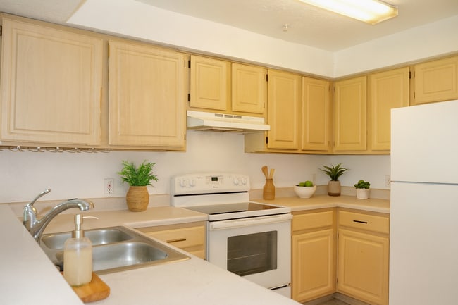 Building Photo - 2-bedroom, 2-bathroom Condo in gated commu...