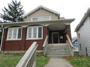 Building Photo - Close to Downtown! Includes washer and dryer