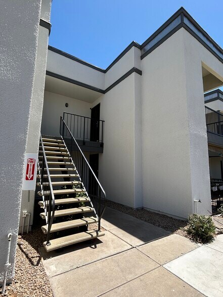 Building Photo - 740 W Elm St