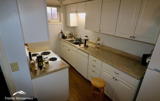 Building Photo - Spacious 5 Bedroom Home Located Near Campus