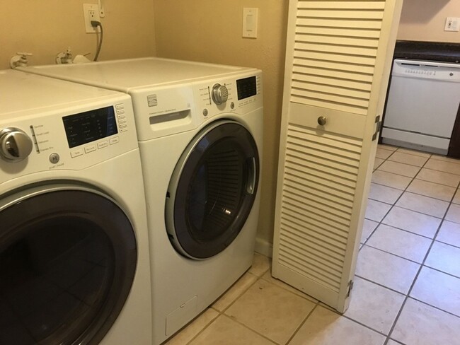 Building Photo - 3 Bedroom 1.5 bath in Covell Commons HOA i...