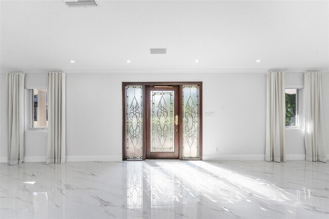 Building Photo - 2443 NE 26th St