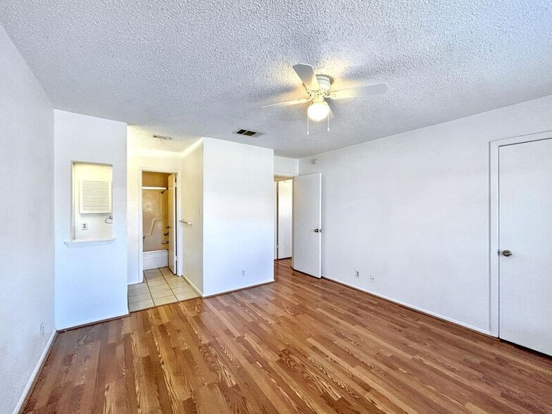 Building Photo - 1405B Braker Ln