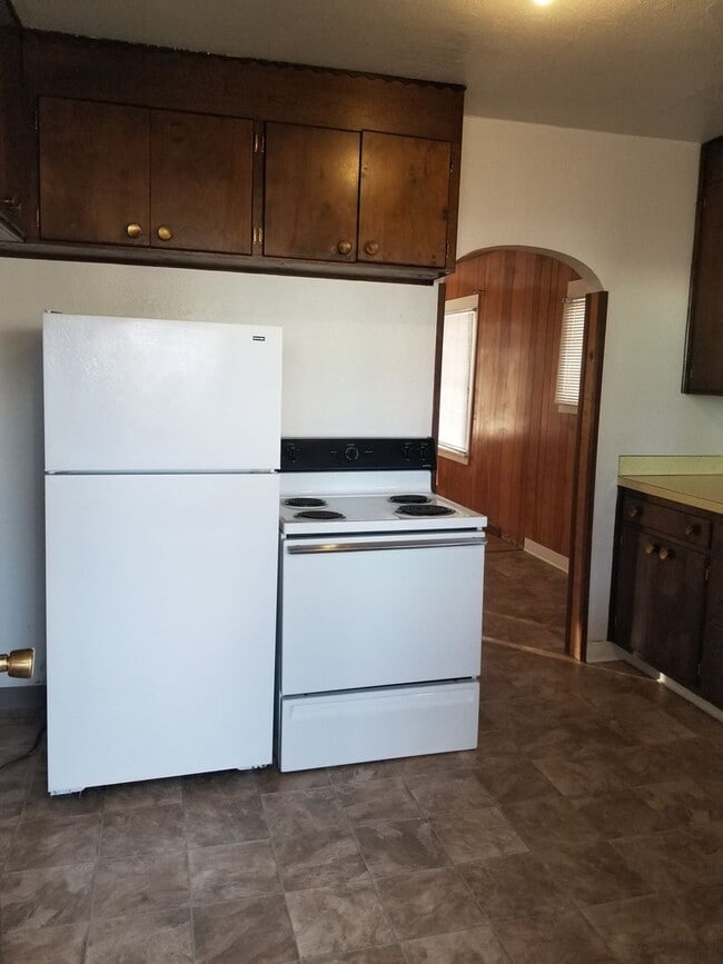 Building Photo - Large 3 br near YVCC