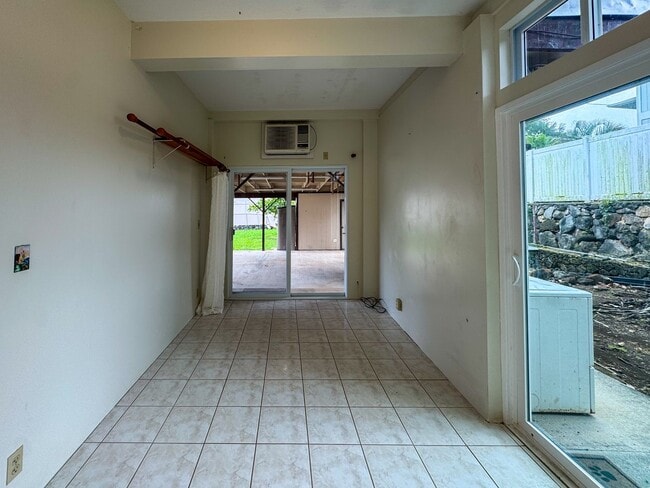 Building Photo - STUDIO/1BA/2PKG. High Ceilings, Shared Yar...