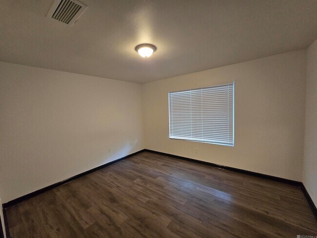 Building Photo - 947 Grebe St